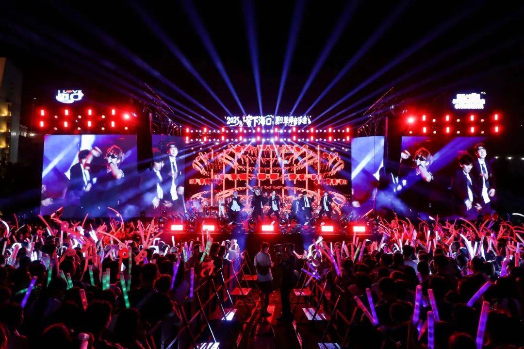 九州娱乐登录入口-包含比赛进行得如火如荼，观众席气氛热络的词条