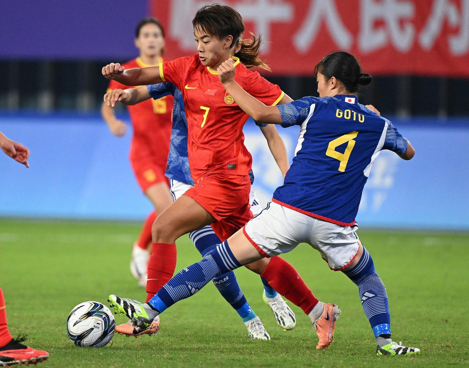 关于中国女足战胜强敌，成功跻身国际女足顶级赛事的信息