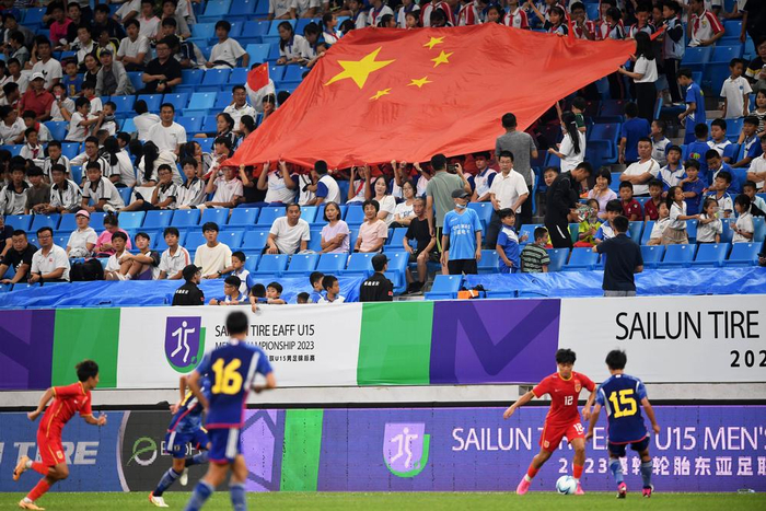 中国队伍杀入淘汰赛，势头强劲朝前进(10支队伍进行淘汰赛,最终决出冠军,总共比几场)