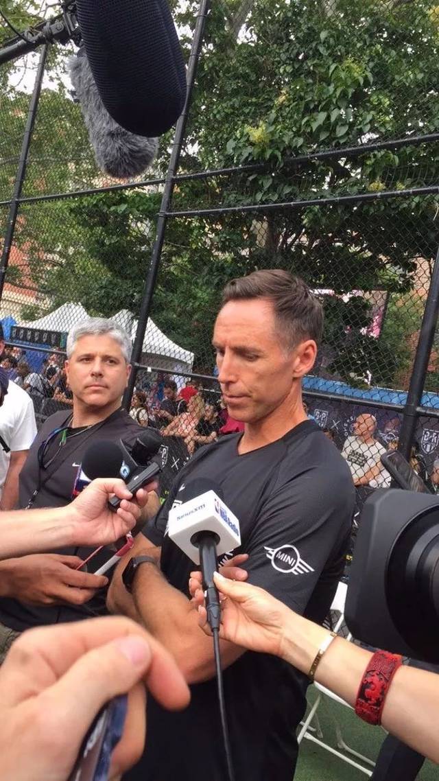 兰斯与拉文特联手捐款支援灾区，践行足球慈善的简单介绍